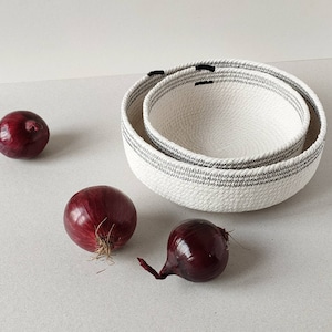 Bols modernes en corde de coton au décor minimaliste. Ajoutez une touche méditerranéenne, c&#39;est parfait pour une touche fonctionnelle dans n&#39;importe quelle pièce