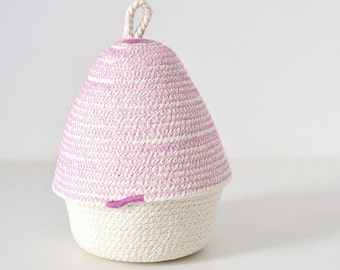 Small decor box to use as a jewellery basket or as a office box. Made of cotton rope in the Mediterranean.