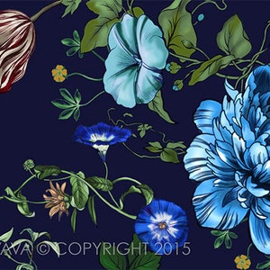 Peut inclure: Un motif floral bleu avec une vari&eacute;t&eacute; de fleurs, dont des ipom&eacute;es bleues, une grande pivoine bleue et une tulipe rouge et blanche. Les fleurs sont sur un fond bleu fonc&eacute;.