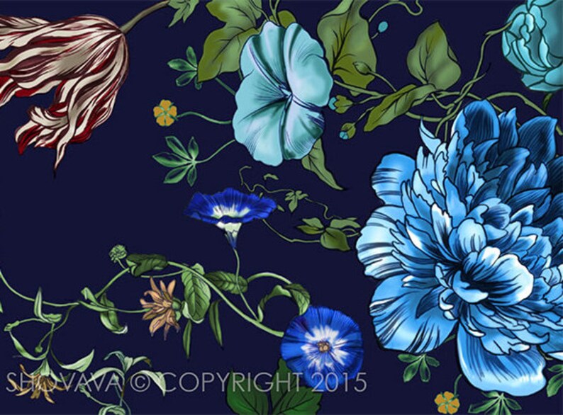 Peut inclure: Un motif floral bleu avec une vari&eacute;t&eacute; de fleurs, dont des ipom&eacute;es bleues, une grande pivoine bleue et une tulipe rouge et blanche. Les fleurs sont sur un fond bleu fonc&eacute;.