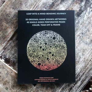 K&ouml;nnte beinhalten: Schwarzer Buchumschlag mit dem Titel "Leap into a mind-bending journey" und einem bunten kreisf&ouml;rmigen Design. Das Buch enth&auml;lt 20 original handgezeichnete Kunstwerke und 40 einseitig perforierte Seiten. Der Text lautet auch "Color, tear off & frame".