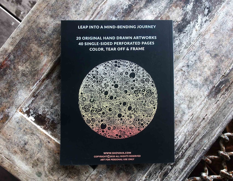 K&ouml;nnte beinhalten: Schwarzer Buchumschlag mit dem Titel "Leap into a mind-bending journey" und einem bunten kreisf&ouml;rmigen Design. Das Buch enth&auml;lt 20 original handgezeichnete Kunstwerke und 40 einseitig perforierte Seiten. Der Text lautet auch "Color, tear off & frame".