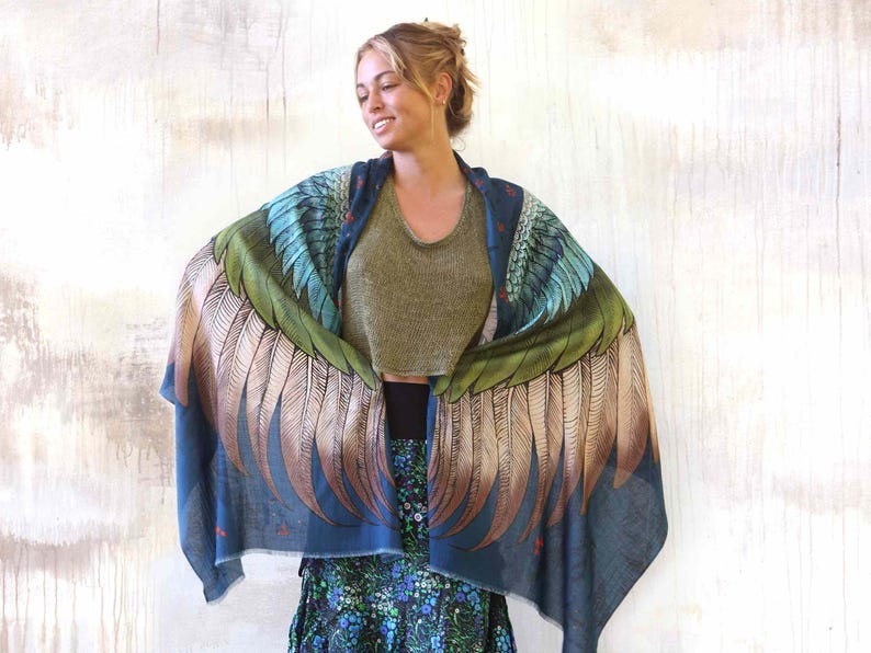 Puede incluir: Una taza de cer&aacute;mica blanca con asa negra y el texto "But First, Coffee" en negrita negra. La taza se encuentra sobre un fondo borroso, sugiriendo un ambiente acogedor.