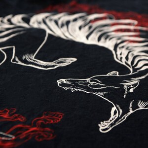 Chemise Thylacine, T-shirt Tigre de Tasmanie, Vêtements Burning Man, T-shirt pour hommes, Haut noir pour hommes, Chemise ethnique, Chemise en coton biologique, Tee-shirt animal image 4