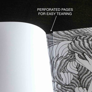 K&ouml;nnte beinhalten: Ein schwarz-wei&szlig; illustriertes Buch mit perforierten Seiten zum einfachen Abrei&szlig;en. Die Illustration zeigt eine Hand, die aus einem wirbelnden Muster herausreicht.