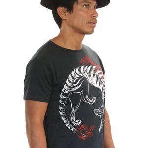Chemise Thylacine, T-shirt Tigre de Tasmanie, Vêtements Burning Man, T-shirt pour hommes, Haut noir pour hommes, Chemise ethnique, Chemise en coton biologique, Tee-shirt animal image 3
