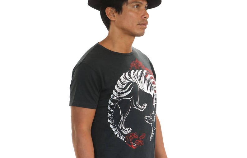 Chemise Thylacine, T-shirt Tigre de Tasmanie, Vêtements Burning Man, T-shirt pour hommes, Haut noir pour hommes, Chemise ethnique, Chemise en coton biologique, Tee-shirt animal image 3