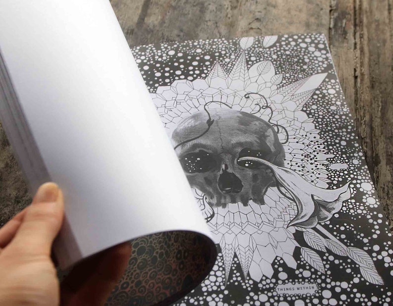 K&ouml;nnte beinhalten: Eine Schwarzwei&szlig;illustration eines Sch&auml;dels mit einer Blume und geometrischen Mustern. Der Text "Things Within" ist unten im Bild sichtbar.