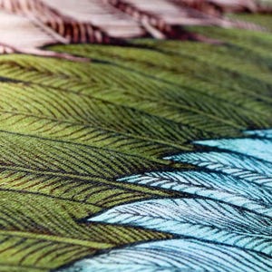 Puede incluir: Una taza de cer&aacute;mica blanca con un asa negra y el texto "But First, Coffee" en negrita negra. La taza se encuentra sobre un fondo neutro, resaltando su dise&ntilde;o sencillo.