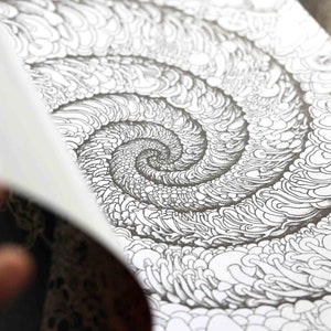 K&ouml;nnte beinhalten: Eine Schwarzwei&szlig;illustration eines wirbelnden Musters, das an eine Spirale oder einen Wirbel erinnert. Das Muster besteht aus vielen kleinen, komplizierten Details, die ein Gef&uuml;hl von Tiefe und Komplexit&auml;t erzeugen.
