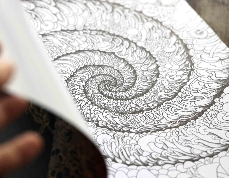 K&ouml;nnte beinhalten: Eine Schwarzwei&szlig;illustration eines wirbelnden Musters, das an eine Spirale oder einen Wirbel erinnert. Das Muster besteht aus vielen kleinen, komplizierten Details, die ein Gef&uuml;hl von Tiefe und Komplexit&auml;t erzeugen.