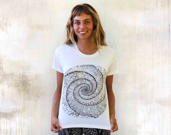 Camisa psicodélica, camiseta de hongos en espiral, mujeres top del festival, camisa trippy, camiseta artística, ropa hippie, moda estética oscura, camisa hipnótica