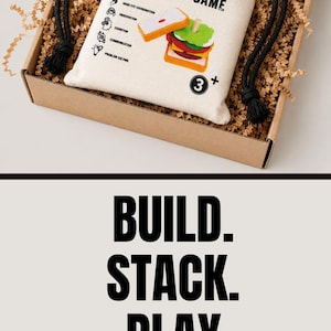 Pu&ograve; includere: Un gioco di impilamento a forma di panino in legno con pezzi colorati e sagomati che rappresentano pane, lattuga, pomodoro, formaggio e carne. Il set include un sacchetto con il testo SANDWICH STACKING GAME e un perno centrale in legno.