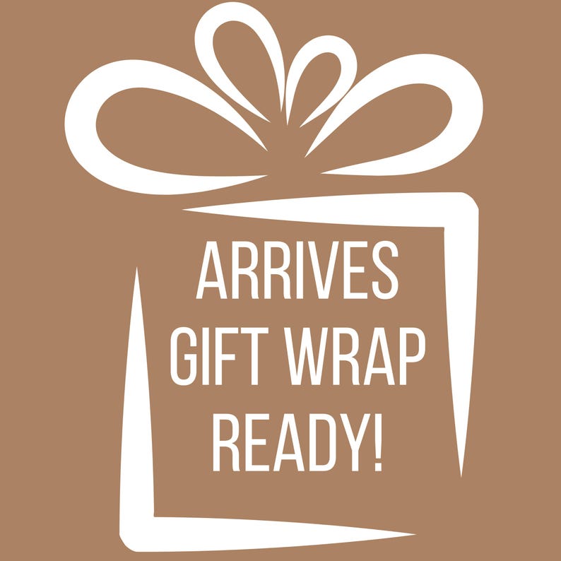 Pu&ograve; includere: Una grafica quadrata marrone che presenta il contorno bianco di una scatola regalo con un fiocco sopra. Il testo all'interno della scatola recita ARRIVES GIFT WRAP READY! in lettere maiuscole bianche su uno sfondo marrone a tinta unita.