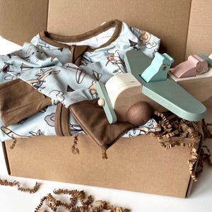 Ensemble cadeau baby shower pyjama bambou thème aviation produit bébé naturel jouet avion en bois cadeau nouveau-né bio cadeau premier anniversaire garçon