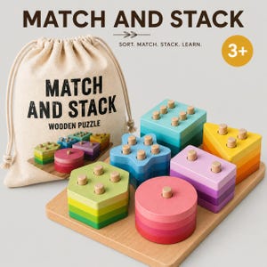 Op de afbeelding: Een houten stapelpuzzel met geometrische vormen in diverse kleuren, waaronder een zeshoek, ster, cirkel, rechthoek en driehoek op een houten basis. Een beige tas met trekkoord is inbegrepen, bedrukt met de tekst MATCH AND STACK.