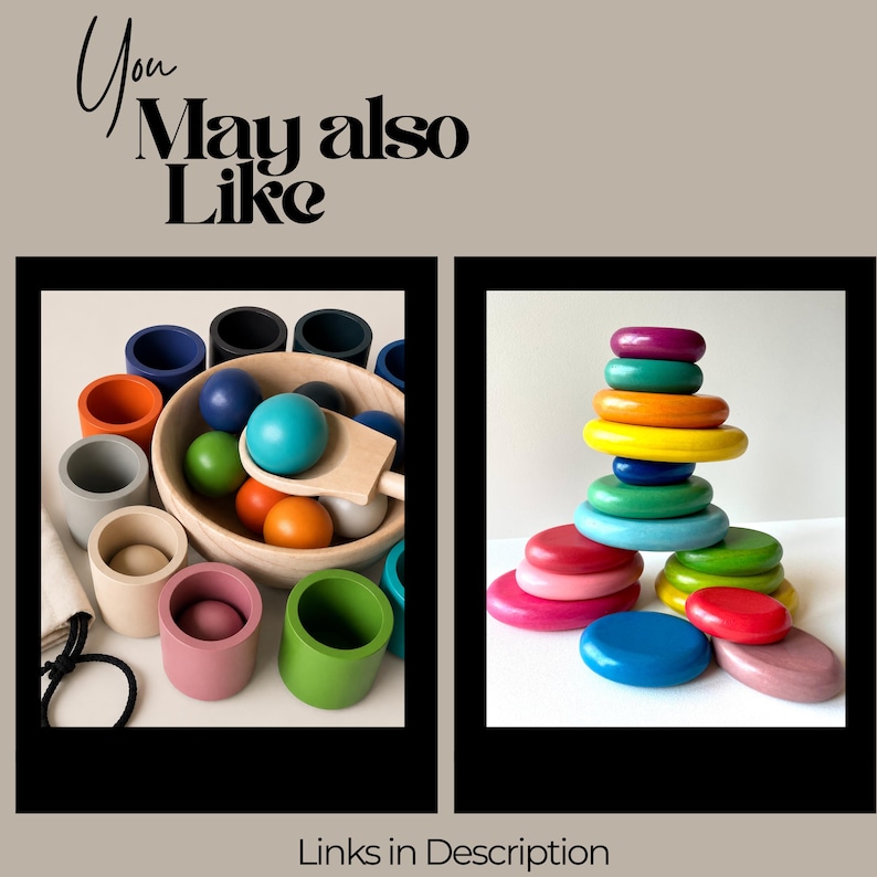 Pu&ograve; includere: Un set di giocattoli in legno con una ciotola in legno chiaro riempita di sfere colorate e un cucchiaio di legno, circondato da bicchieri di vari colori. Accanto, una pila di dischi in legno lisci e multicolori in una struttura bilanciata.