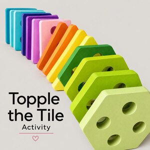 Op de afbeelding: Een reeks kleurrijke geometrische tegels gerangschikt in een diagonale lijn, met tinten blauw, paars, roze, oranje, geel en groen. De tekst Topple the Tile Activity staat in het zwart aan de linkerkant van de afbeelding gedrukt.