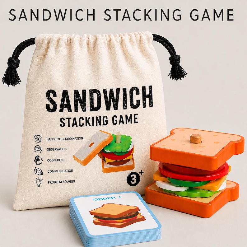Pu&ograve; includere: Un gioco di impilamento sandwich in legno con un sacchetto beige con coulisse stampato con il testo SANDWICH STACKING GAME, pezzi di ingredienti per sandwich e un mazzo di carte etichettato ORDER 1 con un'illustrazione di un sandwich.