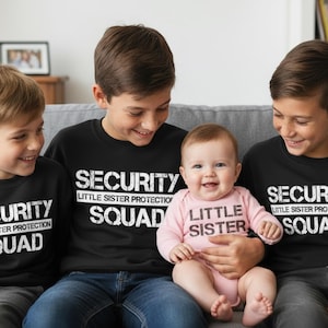 Puede incluir: Cuatro niños sentados en un sofá gris. Tres niños visten camisetas negras con "SECURITY LITTLE SISTER PROTECTION SQUAD". Una bebé lleva un body rosa con "LITTLE SISTER". Todos sonríen.