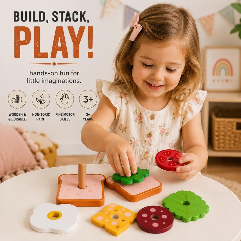 Pu&ograve; includere: Un set di giocattoli in legno da impilare a forma di panino, con vari pezzi a forma di cibo tra cui fette di pane, lattuga, pomodoro, formaggio e salame. Il set include una base con un perno centrale. Il testo sull'immagine dice BUILD, STACK, PLAY!