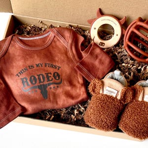 Rodeo Baby Outfit Newborn Gift Set Country Western Baby Clothes Prezent na baby shower w stylu kowbojskim First Rodeo Coming Home Ranch Texas Present Rustykalny