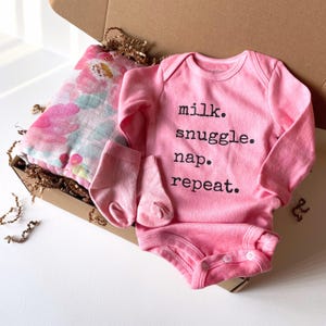 Tie Dye Baby Bodysuit Set Baby Shower Gift Newborn Bundle Valentine Baby Outfit Swaddle Blanket Organic Cotton First Photo Gift Modern Baby