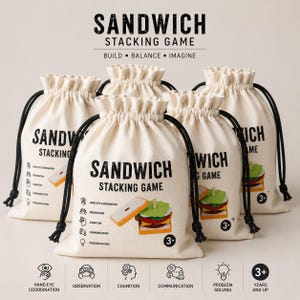 Pu&ograve; includere: Cinque sacchetti con coulisse in tela color bianco sporco per un gioco di impilamento di panini. Ogni sacchetto riporta il testo SANDWICH STACKING GAME, l'illustrazione di un panino giocattolo e icone per coordinazione occhio-mano, osservazione, cognizione, comunicazione e risoluzione dei problemi, oltre a un'indicazione di et&agrave; 3+.
