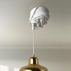 Puede incluir: Una lámpara colgante única. El soporte de techo es una escultura de mano blanca envuelta en cuerda blanca. Un cable blanco desciende a una lámpara dorada en forma de campana. La lámpara cuelga del techo.