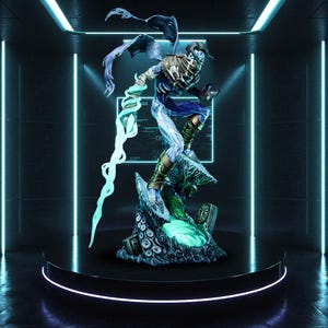 Puede incluir: Estatua detallada de un personaje de fantasía con tonos azules y morados, alas y un efecto de energía fluida. La figura está posada dinámicamente sobre una base detallada, iluminada por luces de neón.