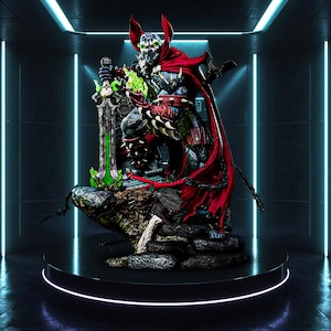 Könnte beinhalten: Detaillierte Statue von Spawn, einer Comicfigur, auf einer runden Plattform. Die Figur trägt einen schwarz-blauen Anzug mit rotem Umhang. Er hält ein leuchtendes grünes Schwert in einer dunklen, futuristischen Umgebung.