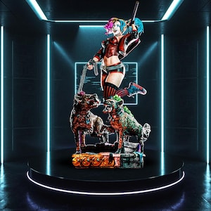 Puede incluir: Figura detallada de un personaje con un atuendo rojo y negro, sosteniendo un bate y una cadena, de pie sobre dos hienas estilizadas. La base es una mezcla de colores, colocada sobre una plataforma negra con luces de neón azules en el fondo.