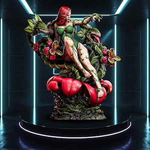 Może przedstawiać: Szczegółowa statua kobiety z rudymi włosami i zielonym strojem w kształcie liści, siedzącej pośród żywej czerwonej i zielonej roślinności. Postać pozuje na dużym, czerwonym kwiatku, z ciemnym, futurystycznym tłem.