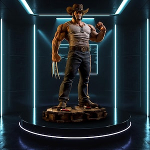 Può includere: Statua dettagliata di una figura muscolosa con cappello da cowboy, canotta grigia e jeans blu. La figura ha artigli di metallo che si estendono da una mano ed è in piedi su una piattaforma circolare. Lo sfondo è una stanza buia con luci al neon.