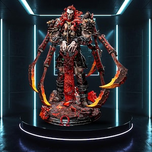 Könnte beinhalten: Detaillierte Figur eines Kriegers mit rotem Haar und aufwendiger Rüstung. Die Figur hält eine große, rote, klingenartige Waffe und steht auf einem feurigen Sockel. Die Figur hat mehrere Klingen an ihren Armen befestigt. Die Farbpalette umfasst Rot, Schwarz und Gold.