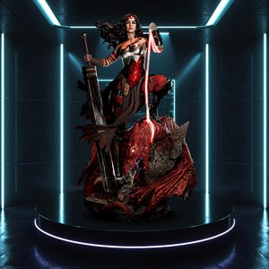 Puede incluir: Estatua detallada de una guerrera con un atuendo rojo y plateado, sosteniendo una gran espada y un escudo. Se encuentra sobre un dragón rojo, con un rayo de energía roja brillante. La estatua está sobre una plataforma circular negra con luces de neón azules.
