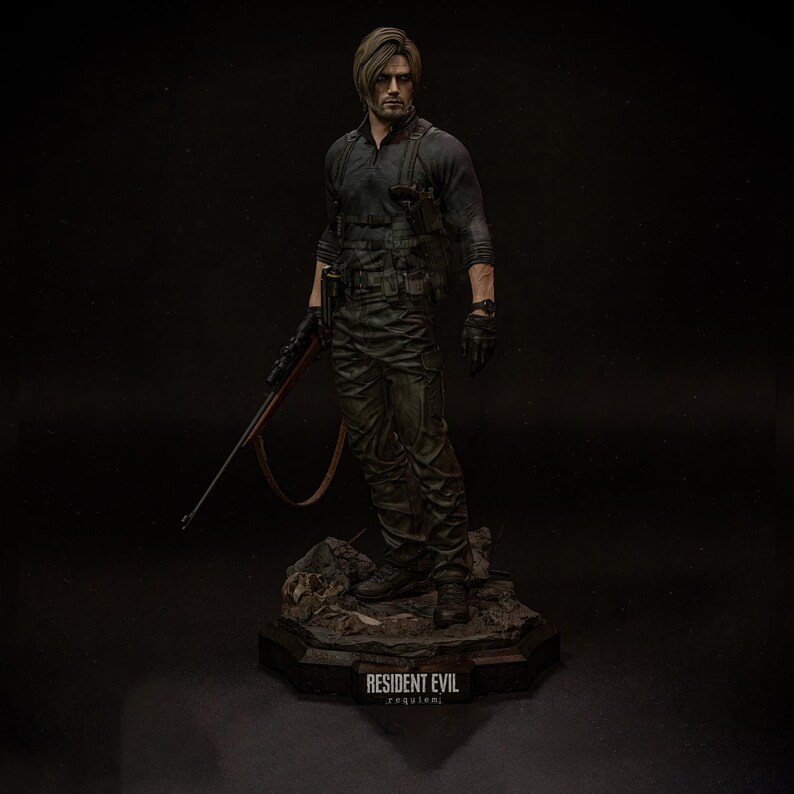 May include: A detailed figurine of a man in tactical gear, holding a rifle. The figure is dressed in a dark outfit with gloves and a utility belt. The base of the figurine reads "RESIDENT EVIL requiem."