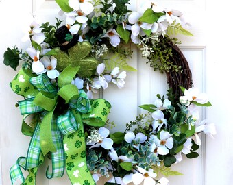 Couronne de Saint-Patrick pour porte d'entrée, couronne de printemps, décoration de la Saint-Patrick, trèfles, décoration de porche, vert et blanc, fleurs de cornouiller