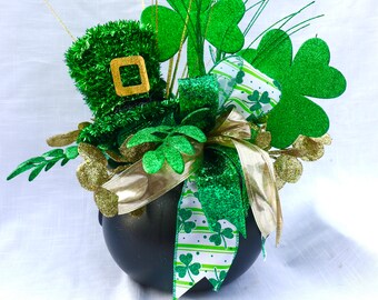 St. Patrick’s Day Centerpiece, St.Patty’s table decorations, Shamrock decor, Green White floral arrangements,pot of gold
