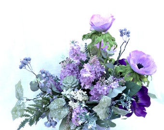 Fleurs violettes pour la fête des mères, pièce maîtresse de table florale printanière, décoration élégante de fleurs de jardin, lilas lavande et anémones