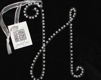 Adorno con inicial de monograma de letra H en perlas (Todas las letras disponibles)
