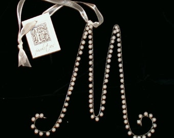 Adorno de perla con inicial de monograma M (todas las letras disponibles)