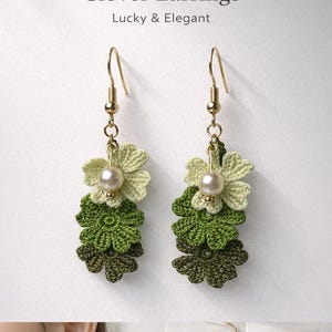 Peut inclure: Boucles d'oreilles trèfle en crochet faites à la main avec des crochets dorés. Chaque boucle d'oreille comporte trois formes de trèfle en crochet vert superposées, avec une perle au centre du trèfle supérieur. Le texte indique "Handmade Crochet Clover Earrings Lucky & Elegant."