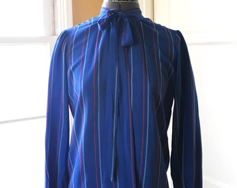 80er Jahre royal blau gestreift Seide Sekretärin Hemd Vintage Top Bluse 70er Jahre Seidenbluse Krawatte Schleife vorne