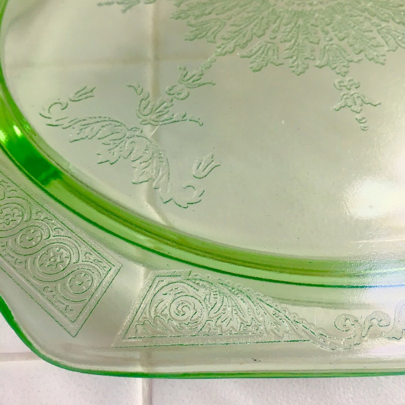 Green Vaseline Glass Cake Plate UV Reactive Uranium Glass Vintage Serving Cake Stand Dining