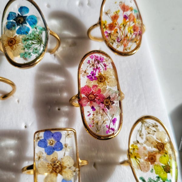 Anillo de resina floral: joya con flores secas de inspiración vintage