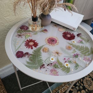 花柄カットデザインのヴィンテージ調サイドテーブル ヴィンテージ風の花柄樹脂サイドテーブル - Etsy 日本