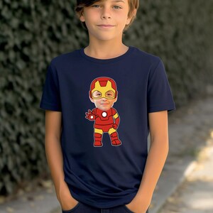 K&ouml;nnte beinhalten: Ein marineblaues T-Shirt mit einem Cartoon-Bild von Iron Man, auf dessen Gesicht das Gesicht eines Kindes &uuml;berlagert ist.