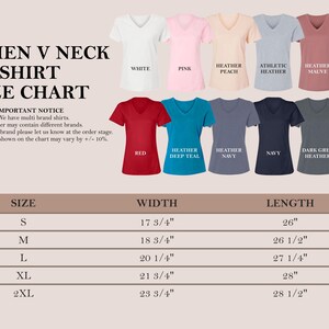 K&ouml;nnte beinhalten: Gr&ouml;&szlig;entabelle f&uuml;r Damen-V-Ausschnitt-Shirts mit Ma&szlig;en in Zoll. Die Tabelle zeigt die Gr&ouml;&szlig;en S bis 2XL mit den entsprechenden Breiten- und L&auml;ngenma&szlig;en. Die Tabelle zeigt auch verschiedene Farboptionen f&uuml;r die Shirts.