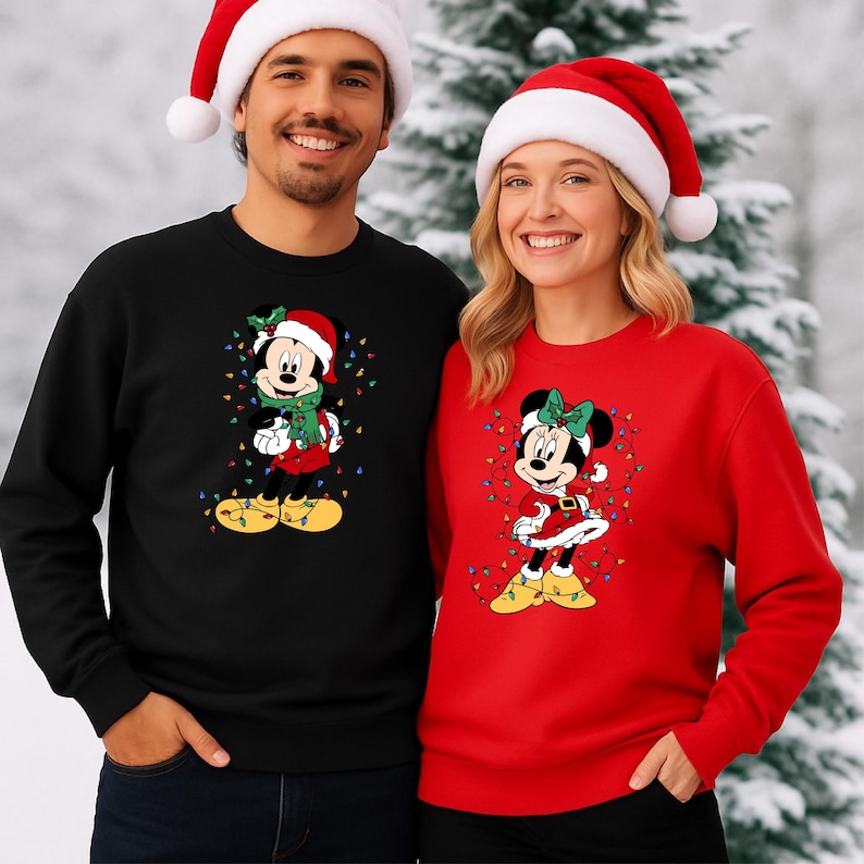 K&ouml;nnte beinhalten: Passende schwarze und rote Weihnachtspullover mit Mickey und Minnie Mouse. Mickey tr&auml;gt einen Weihnachtsmannhut und einen Schal, umgeben von Lichtern. Minnie tr&auml;gt ein Kleid und eine Schleife, ebenfalls mit Lichtern. Beide tragen gelbe Schuhe. Das Paar im Bild tr&auml;gt Weihnachtsm&uuml;tzen.